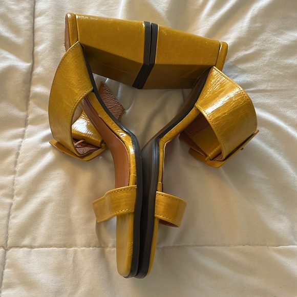 L'intervalle Blocked Heel Sandals. Mustard color Size 38 Euro Size 7.5 US. - Picture 7 of 13